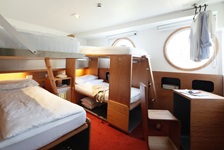 Eine Vierbett-Kabine an Bord der MS Ave Maria.