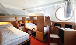 Eine Vierbett-Kabine an Bord der MS Ave Maria.
