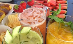 Das umfangreiche Buffet an Bord der MS Ave Maria, mit Fruchtsäften, Obst, Kuchen und vielen weiteren Leckereien.