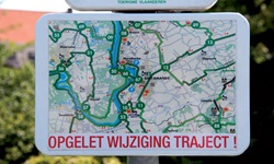 Ein Schild mit Landkartenausschnitt weist auf einen Fahrradknotenpunkt in Flandern hin.