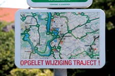 Ein Schild mit Fahrradknotenpunkten in Flandern