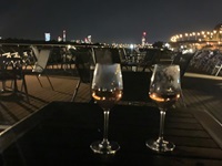 Zwei Weingläser auf dem Tisch auf dem Sonnendeck der MS Carissima bei Nacht