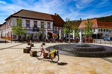 Ein Fahrrad steht vor den Springbrunnen auf dem Marktplatz von Bad Bergzabern.