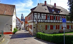 Eine kopfsteingepflasterte Gasse mit Fachwerkhäusern in Bad Bergzabern.