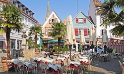 Bunte Häuser und ein Café in der Innenstadt von Bad Dürkheim.