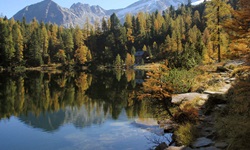Ein traumhafter See im Wald mit Blick zu den Alpen bei Bad Gastein