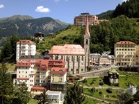 Blick auf den Kurort Bad Gastein mit seinen Kuranlagen und seiner Preimskirche