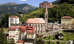 Blick zu den Kurhäusern, die Kirche und den Hotels von Bad Gastein