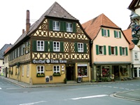 Blick auf einen Gasthof in Fachwerkbauweise und einen Blumenladen in Bad Staffelstein