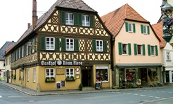 Blick auf den kunsvoll verzierten Gasthof "Adam Riese" in Bad Staffelstein