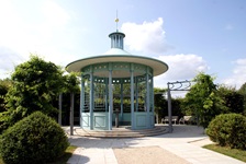 Blick auf eine blau-weiße Pergola im Kurpark von Bad Staffelstein