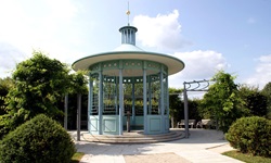 Blau-weiße Pergola im Kurpark von Bad Staffelstein