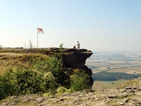 Blick auf den Aussichtsplatz vom Staffelberg mit rot-weißer Fahne in Bad Staffelstein