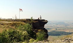 Blick zum Aussichtspunkt mit rot-weißer Fahnde auf dem Staffelberg in Bad Staffelstein