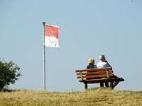 Zwei Personen sitzen auf der Bank an der Aussichtsplattform auf dem Staffelberg in Bad Staffelstein