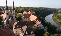Bad Wimpfen mit seiner evangelischen Stadtkirche auf der linken Seite und dem vorbeifließenden Neckar auf der rechten Seite
