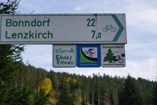 Wegweiser auf dem Bähnle Radweg in Richtung Bonndorf und Lennzkirch