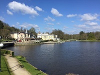 Die malerisch an einem See gelegenen Thermen von Bagnoles de l'Orne.