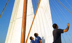 Die Crew der Thalassa (vormals Bahriyeli A) beim Setzen der Segel.