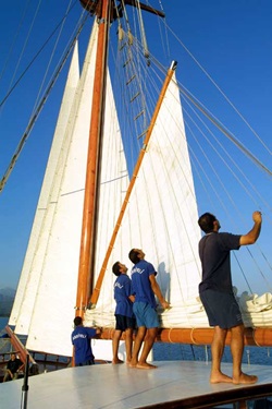 Die Crew der Thalassa (vormals Bahriyeli A) beim Setzen der Segel.