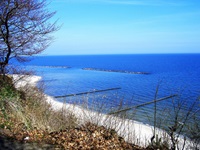 Blick über den weißen Sandstrand zum Meer hinaus von der Insel Usedom aus