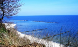 Blick über den weißen Sandstrand zum Meer hinaus von der Insel Usedom aus