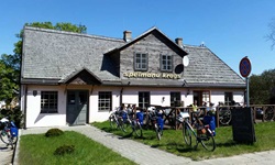 Fahrräder vor dem Wirtshaus "Spelmanu krogs" in Ashvanga, das für seine traditionellen kurländischen Gerichte bekannt ist.