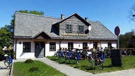 Fahrräder vor dem Wirtshaus "Spelmanu krogs" in Ashvanga, das für seine traditionellen kurländischen Gerichte bekannt ist.