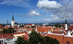 Schöne Stadtansicht von Tallinn mit der Olaikirche und der Heilig-Geist-Kirche.
