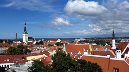 Schöne Stadtansicht von Tallinn mit der Olaikirche und der Heilig-Geist-Kirche.