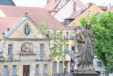Detailbild einer Figur auf einem Brunnen in Bamberg