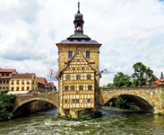 Das Alte Rathaus in Bamberg mit dem Main