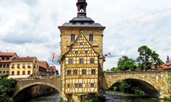 Das Alte Rathaus in Bamberg mit dem Main