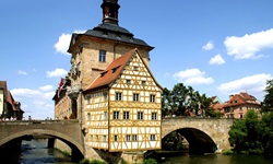 Das Alte Rathaus von Bamberg auf einer Brücke über dem Main