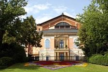 Mit bunten Blumenbeete geschmückter Schlosspark mit Schloss in Bamberg