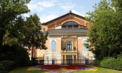 Mit bunten Blumenbeete geschmückter Schlosspark mit Schloss in Bamberg