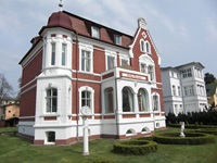 Blick auf eine rot-weiße Villa in Bansin auf der Insel Usedom