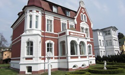 Blick auf eine rot-weiße Villa in Bansin auf der Insel Usedom