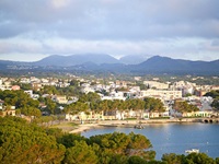 Blick zur Hafenpromenade und Barefoot Hotel in Mallorca