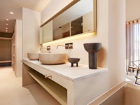 Blick in ein Badezimmer mit Doppelwaschtisch des Hotels Barefoot auf Mallorca
