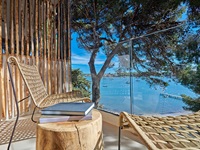 Blick von einem Balkon des Barefoot Hotels in Mallorca auf die Bucht mit Steg