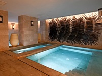 Blick in den beleuchteten Innenpool vom Barefoot Hotel auf Mallorca