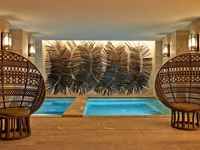 Blick in den beleuchteten Bereich des Innenpools im Barefoot Hotel auf Mallorca