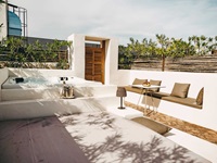 Terasse mit Whirlpool im Barefoot Hotel auf Mallorca