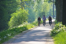 Radler am idyllischen Canal de la Bruche.