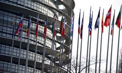 Die Flaggen der EU-Mitgliedsstaaten wehen vor dem Europaparlament in Straßburg.