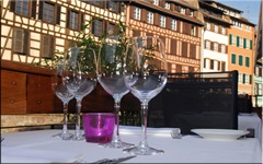 Weingläser vor der malerischen Fachwerkkulisse der Straßburger Altstadt.
