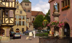 Schöne Ortsansicht von Turckheim mit dem Rathaus und der Kirche St. Anna.