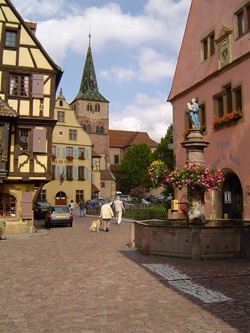 Schöne Ortsansicht von Turckheim mit dem Rathaus und der Kirche St. Anna.