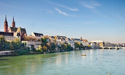Schöner Blick auf Basel, den Rhein und die Mittlere Brücke.